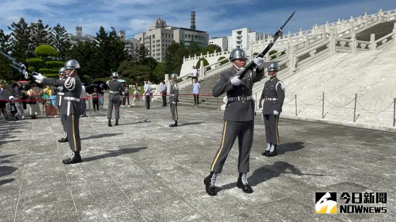 ▲中正紀念堂三軍儀隊操演移至戶外民主大道首日，遊客頂著烈日拍攝儀隊交接。（圖／記者林詠青攝，2024.07.15）