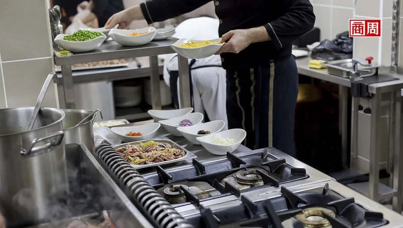 餐飲業任何的把關，都需要「人」，沒有人，這些把關的機制就容易流於形式，進而產生食安破口。 (來源：Dreamstime/典匠影像)