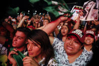 Espectadores gritan “justicia” durante el concierto de la cantante chilena Mon Laferte en el festival Tiempo de Mujeres previo al Día Internacional de la Mujer en el Zócalo de la Ciudad de México el sábado 7 de marzo de 2020. Las protestas en el país se han intensificado en años recientes por los asesinatos de mujeres y niñas. (Foto AP/Rebecca Blackwell)