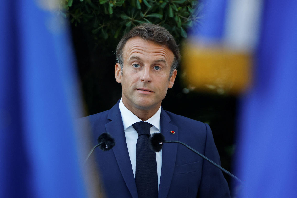 Emmanuel Macron à Bormes-les-Mimosas, le 19 août 2022 (Photo by ERIC GAILLARD / POOL / AFP)