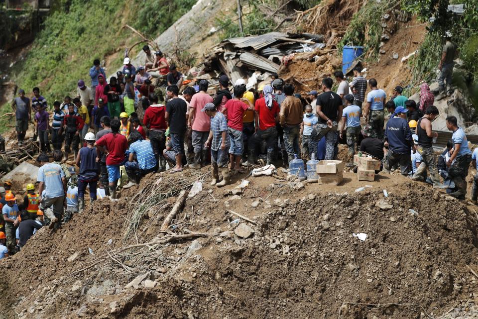 <p>Relatives of landslide victims wait as people continue to work during rescue and retrieval operations in the aftermath of Typhoon Mangkhut in Ucab village, Itogon town, Benguet Province, Philippines, on Sept. 17, 2018.<br>The number of people killed in the Philippines by typhoon Mangkhut rose to 40 while dozens are missing, according to provisional data gathered as emergency teams access areas struck by the storm.<br>(Photo by Francis R. Malasig, EPA) </p>