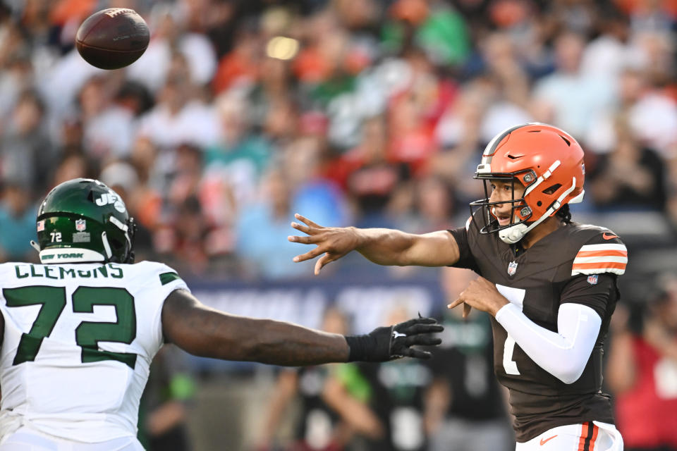 Aug 3, 2023; Canton, Ohio, USA; Cleveland Browns quarterback <a class="link " href="https://sports.yahoo.com/nfl/players/33454" data-i13n="sec:content-canvas;subsec:anchor_text;elm:context_link" data-ylk="slk:Kellen Mond;sec:content-canvas;subsec:anchor_text;elm:context_link;itc:0">Kellen Mond</a> (7) throws a pass over the defense of New York Jets defensive end Micheal Clemons (72) during the first quarter at Tom Benson Hall of Fame Stadium. Mandatory Credit: Ken Blaze-USA TODAY Sports