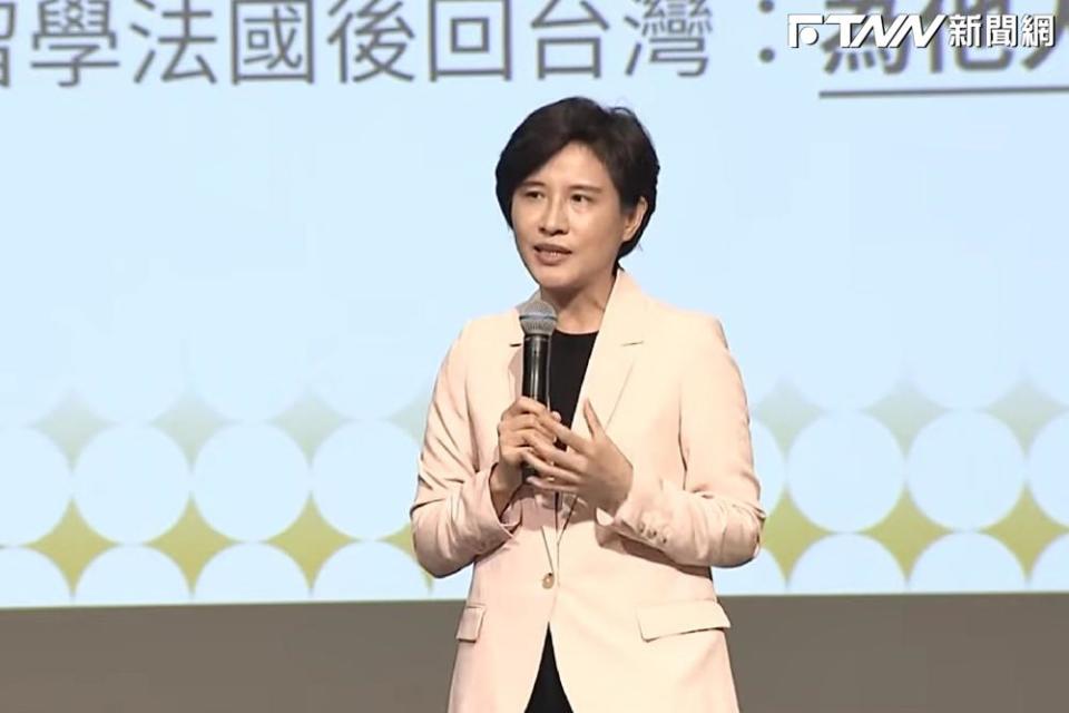 準行政院副院長鄭麗君出席「投資未來世代青年論壇」演說並接受提問。（圖／記者陳思誼攝）