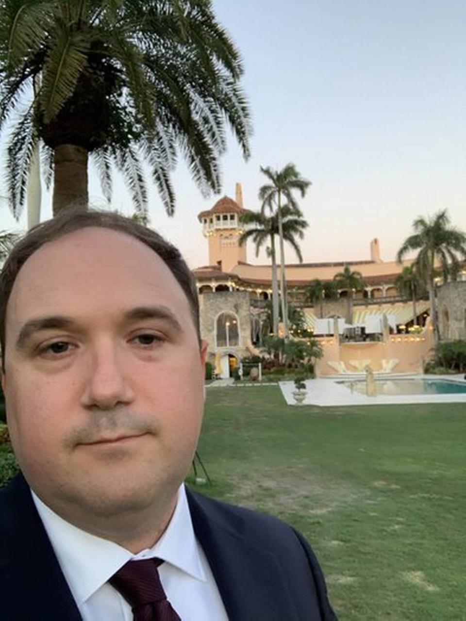 William Wilkerson, vicepresidente sénior de operaciones de Trump Media, con sede en Sarasota, es visto en Mar-a-Lago. Wilkerson ha presentado una denuncia ante la SEC en la que alega infracciones bursátiles relacionadas con la fusión de Trump Media y Digital World.
