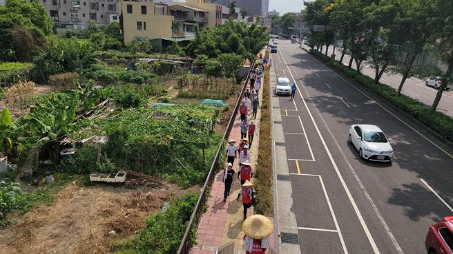 苗栗縣議員徐功凡行腳祈福最終日，路線以頭份市區為主。（讀者提供／謝明俊苗栗傳真）