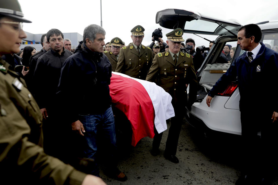 Familiares y amigos acompañan el ataúd que contiene los restos del policía asesinado Carlos Cisterna, en un cementerio en Lebu, Chile, el martes 30 de abril de 2024. Asaltantes armados tendieron una emboscada y mataron a tres agentes del orden, incluido Cisterna, en el sur de Chile antes de incendiar su auto, dijeron las autoridades. (AP Foto/Amilix Fornerod)