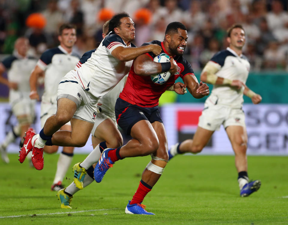 KOBE, JAPAN - SEPTEMBER 26: Joe Cokanasiga of England breaks past Mike Teo of USA before scoring his team's seventh try during the Rugby World Cup 2019 Group C game between England and USA at Kobe Misaki Stadium on September 26, 2019 in Kobe, Hyogo, Japan. (Photo by Francois Nel - World Rugby/World Rugby via Getty Images)