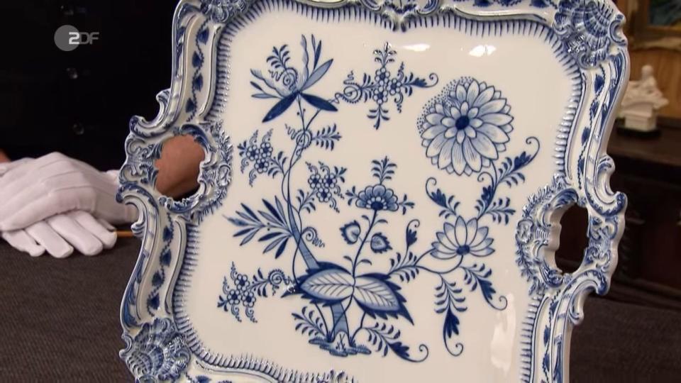 Das Porzellan-Tablett mit Zwiebelmuster von Meissen aus der Zeit zwischen 1850 und 1924 war leider nur zweite Wahl. Trotzdem hatte es noch einen Wert von 550 bis 600 Euro. (Bild: ZDF)