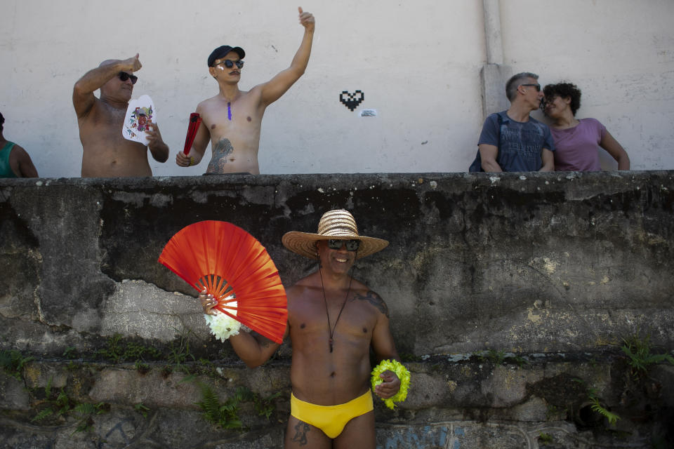 Asistentes al Carnaval esperan a que comience la fiesta callejera de Carmelitas en el primer día del evento en Río de Janeiro, Brasil, el viernes 9 de febrero de 2024. AP Foto/Bruna Prado)