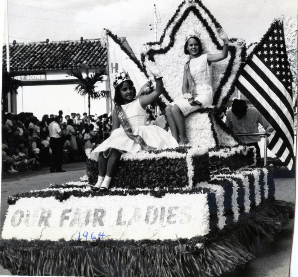 Desfile de “nuestras bellas damas” en Palm Springs Mile, Hialeah en 1964.