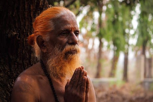 竟有一位印度聖人自稱能靠親吻殺死新冠病毒。（示意圖／翻攝自pixabay）