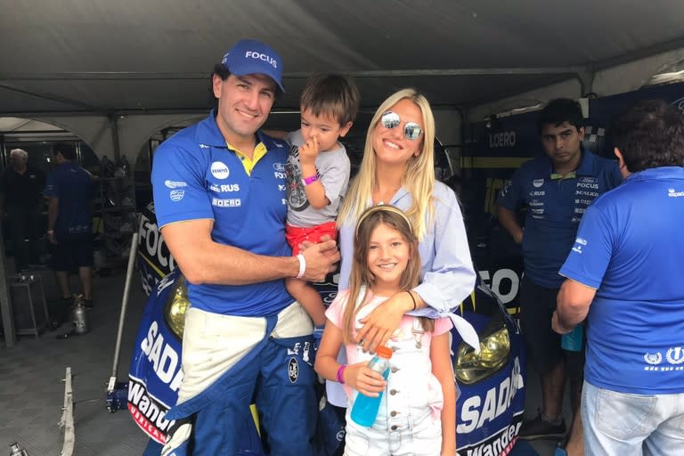 Carolina junto a Emanuel Moriatis, Constantino y Jazmín: su vida sigue ligada al automovilismo 