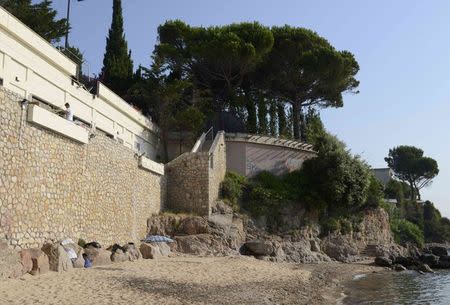 A general view of the public beach called "La Mirandole" which is seen below the villa owned by the king of Saudi Arabia in Vallauris - Golf Juan, France, July 18, 2015. REUTERS/Jean-Pierre Amet