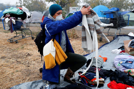 Ashley Dancin busca ropa gratis en un centro de evacuados en Chico tras el Camp Fire, en Chico, California, EEUU, 15 de noviembre de 2018. REUTERS/Terray Sylvester