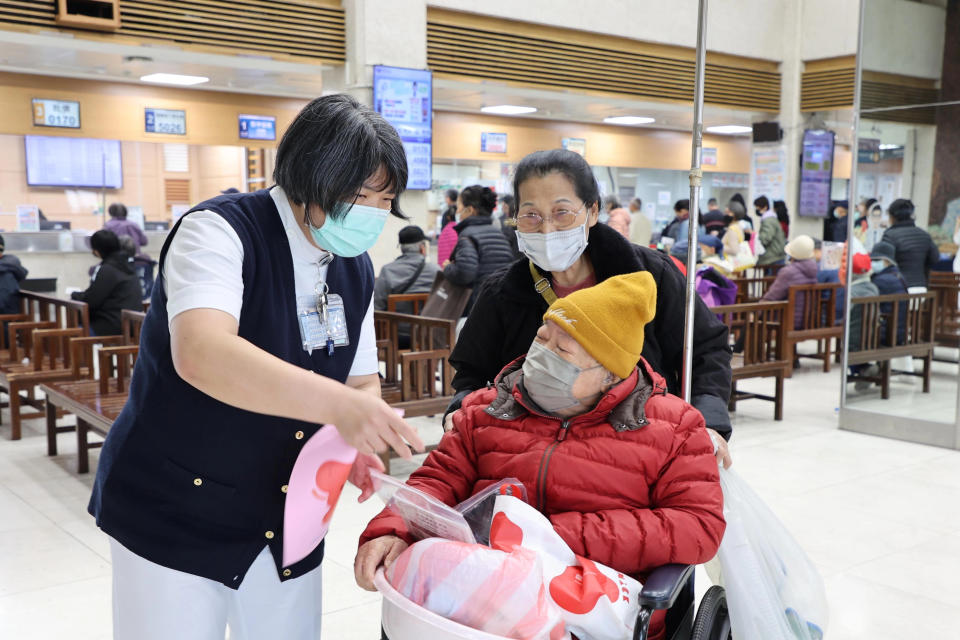 護理團隊透過Q&A問答和贈送健康好禮活動，提升民眾的腎臟健康識能。