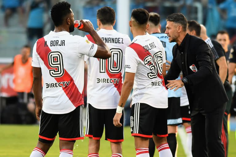 Martín Demichelis les da indicaciones a Borja, Nacho Fernández y Solari; River perdió el invicto ante Belgrano