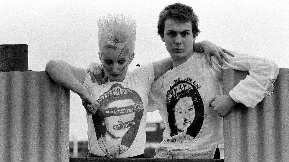 Jóvenes punk con camisetas estampadas con la carátula del disco God Save the Queen