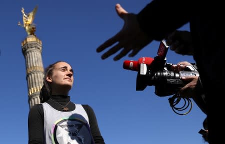 Climate activists from Extinction Rebellion launch a new wave of "civil disobedience" in Berlin