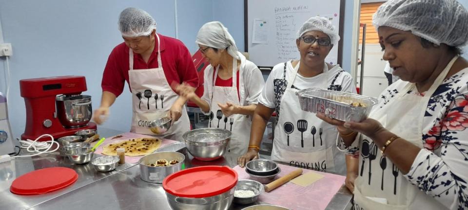 Active discussion and learning during the EZY Baking Workshop.