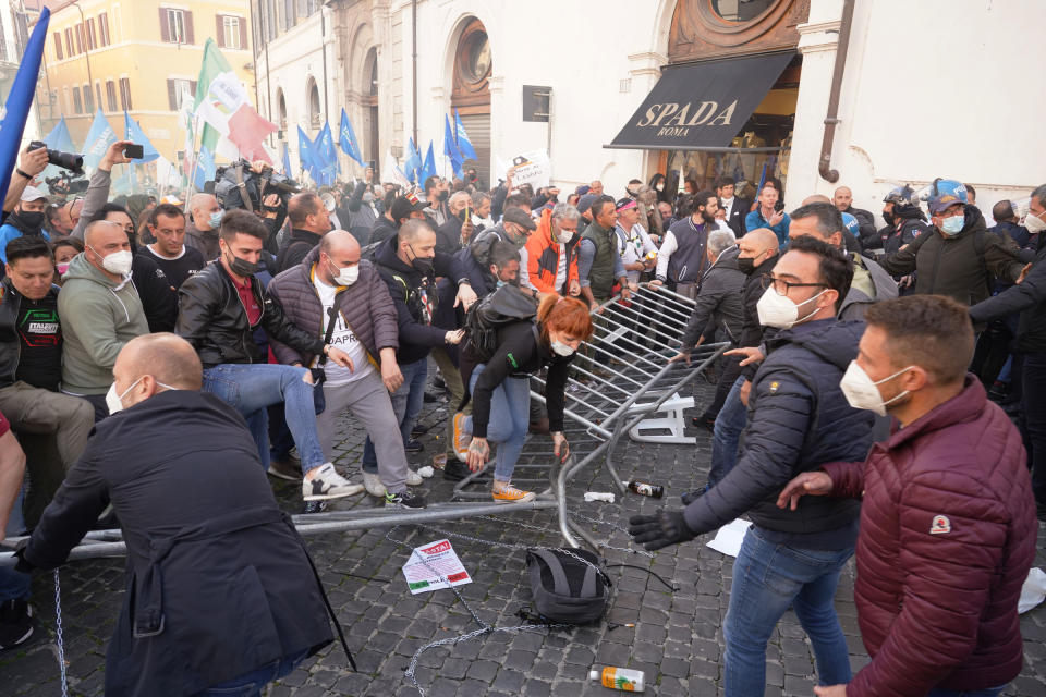 <p>La polizia ha effettuato diverse cariche quando i manifestanti hanno tentato di forzare il cordone delle forze dell'ordine. Tra i manifestanti che hanno dato vita al sit in davanti alla Camera si sarebbero infiltrati diversi gruppi di estremisti con l'obiettivo di strumentalizzare il disagio sociale e far salire la tensione. E' la lettura che arriva da fonti investigative che in queste ore stanno ricostruendo quanto avvenuto in piazza Montecitorio. (AP Photo/Andrew Medichini)</p> 