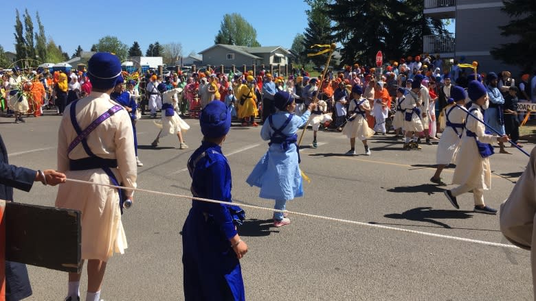 Edmonton Sikh parade draws tens of thousands to Mill Woods neighbourhood