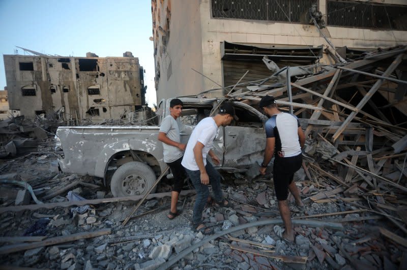 People search for victims following an Israeli strike on houses in Rafah, in the southern Gaza Strip, on Monday. Photo by Ismael Mohamad/UPI