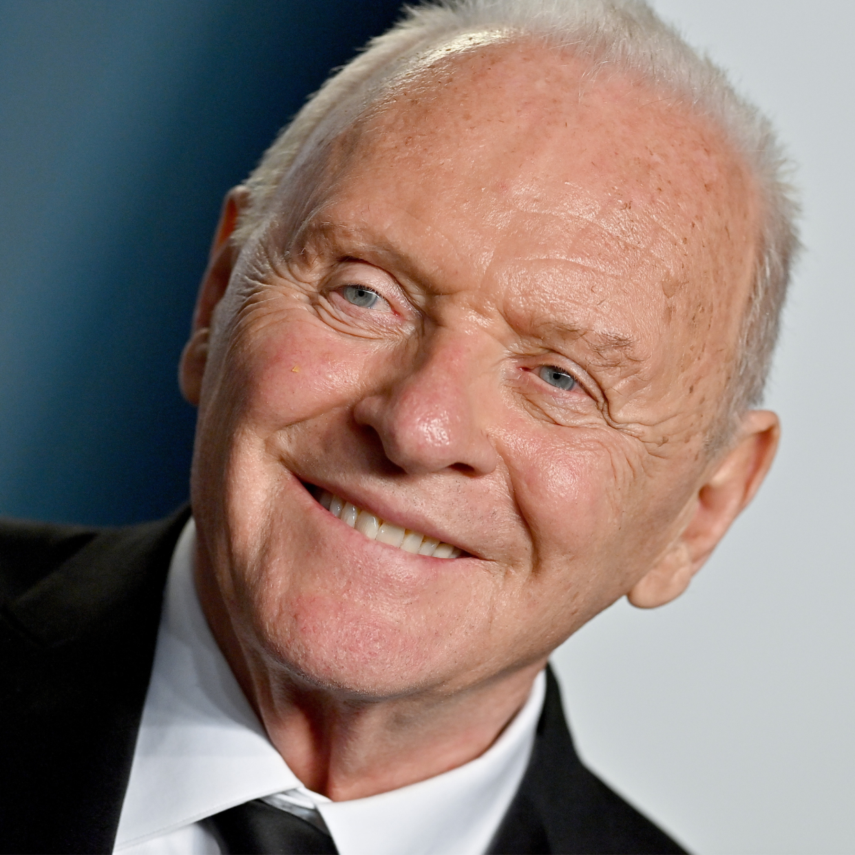  Anthony Hopkins attends the 2022 Vanity Fair Oscar Party hosted by Radhika Jones at Wallis Annenberg Center for the Performing Arts on March 27, 2022 in Beverly Hills, California. 