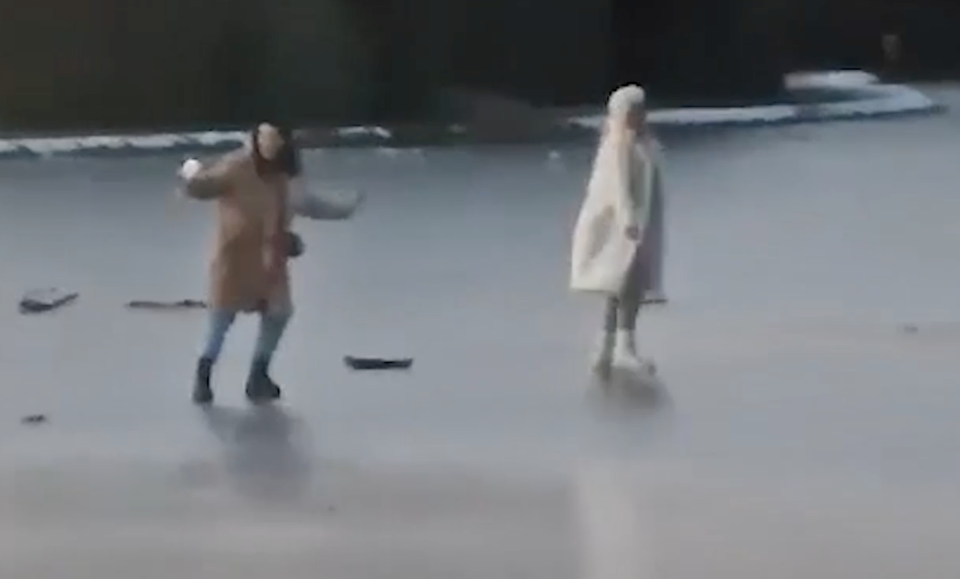 Группа была снята на видео, делая селфи, катаясь на коньках и играя в футбол на льду.  (СВНС)
