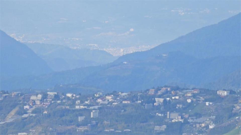 合歡山奇景！一邊火燒雲、一邊萬里無雲