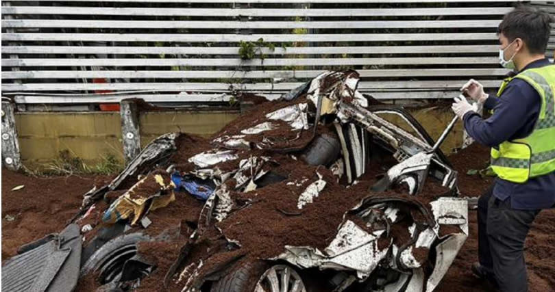 廖姓女子駕駛的小轎車被聯結車壓毀，幾乎成為廢鐵。