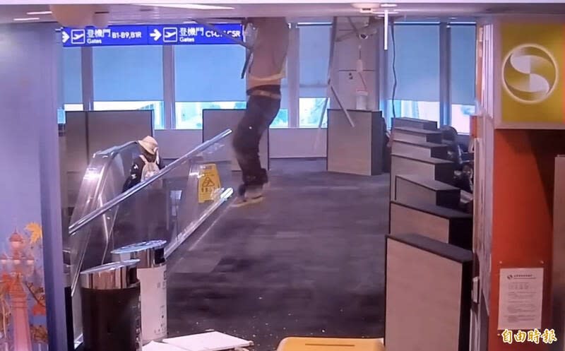 桃園機場維護人員從天花板掉落，吊在半空中。機場公司提供