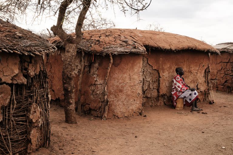 Una mujer masai descansa en una casa cerca de la reserva Selenkay