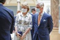 El rey Felipe y su esposa fueron el 19 de mayo a los Museos Reales de Bellas Artes de Bruselas. Esta vez la monarca optó por una mascarilla discreta en color blanco que también hacía juego con su vestido. (Foto: Diana Le Lardic / AFP / Getty Images)