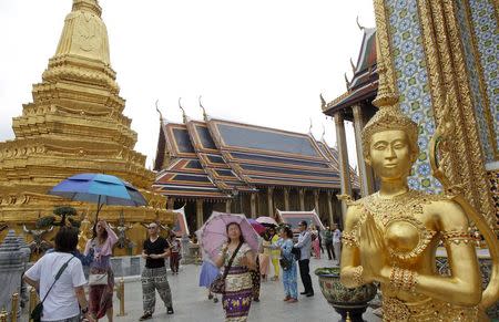 Chinese tourists visit Wat Phra Kaeo (Emerald Buddha Temple) in Bangkok March 23, 2015. REUTERS/Chaiwat Subprasom - RTR4UWON