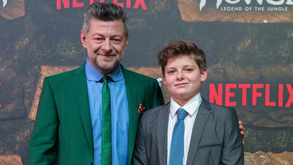 <p>Vater und Sohn bei der Premiere des Netflix-Films "Mogli: Legende des Dschungels" im Jahr 2018: Papa Andy führte Regie bei der Dschungelbuch-Verfilmung und sprach den Bären Balu, Sohnemann Louis durfte ebenfalls eine kleine Rolle übernehmen. Man darf gespannt sein, wie weit es der Mini-Serkis noch bringen wird. (Bild: Ritam Banerjee/Netflix via Getty Images)</p>