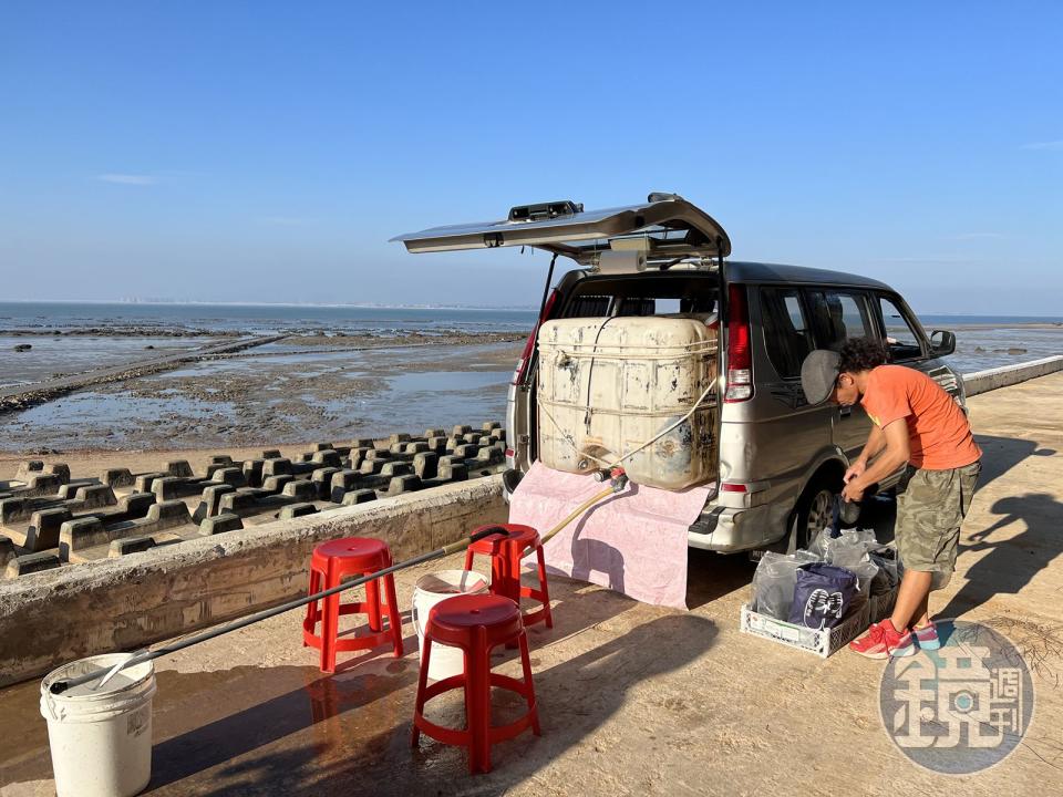 Jack會為遊客準備沙灘鞋、手套、鐵鏟及清洗用水。