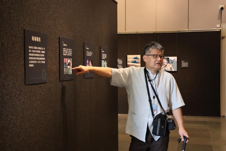 《圖說》策展人、科博館展示組副研究員楊中信導覽分享，「毒品」與「藥品」僅有一線之隔。（科博館提供）