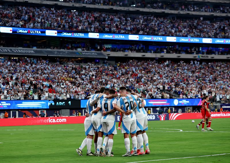 Foto del martes del delantero de Argentina Julian Alvarez celebrando con sus compañeros tras marcar ante Canadá