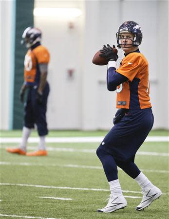 Denver Broncos quarterback Peyton Manning looks for a receiver during their practice session for the Super Bowl at the New York Jets Training Center in Florham Park, New Jersey January 30, 2014. REUTERS/Ray Stubblebine