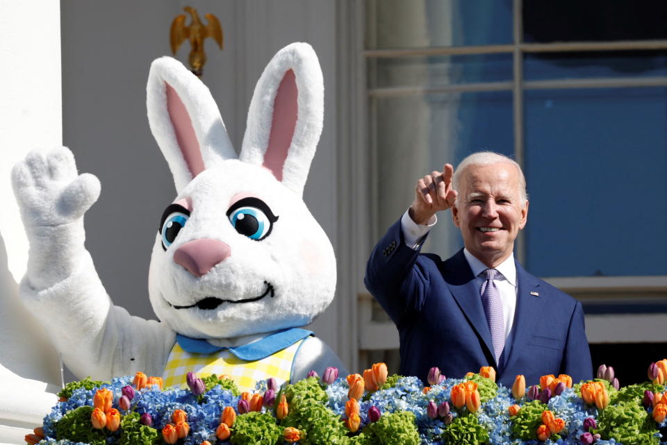 Wurde sogar im Weißen Haus gesichtet: der Osterhase mit US-Präsident  Joe Biden (Foto: REUTERS/Evelyn Hockstein)