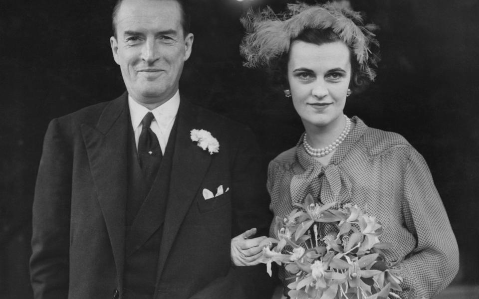 Margaret Campbell, the Duchess of Argyll, and Ian Douglas Campbell, the 11th Duke of Argyll, after their wedding in March 1951 - Keystone/Hulton Archive/Getty