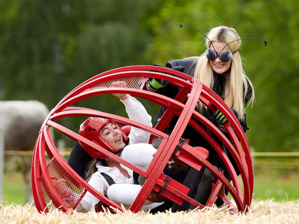 Mirja du Mont rollt Katharina Eisenblut durch den Parkour.  (Bild: ProSieben/Benjamin Kis)