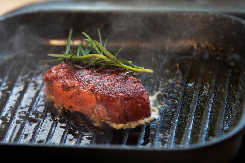 Un bistec vegetal impreso en 3D que imita la carne de vacuno real y producido por la empresa israelí Redefine Meat durante una demostración para Reuters en sus instalaciones de Rehovot, Israel