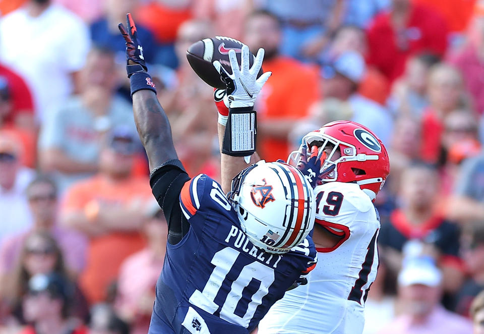 Georgia tight end Brock Bowers #19 came up with several clutch plays down the stretch against Auburn. (Kevin C. Cox/Getty Images)