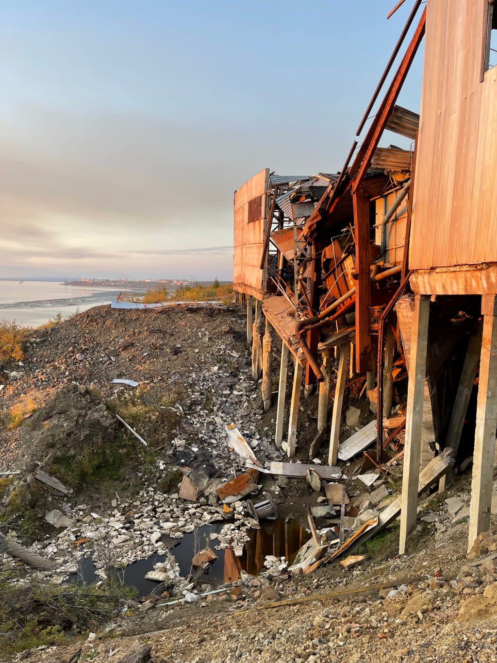 A water treatment plant is unable to support itself above the thawing permafrost  ( Valentina Morriconi)