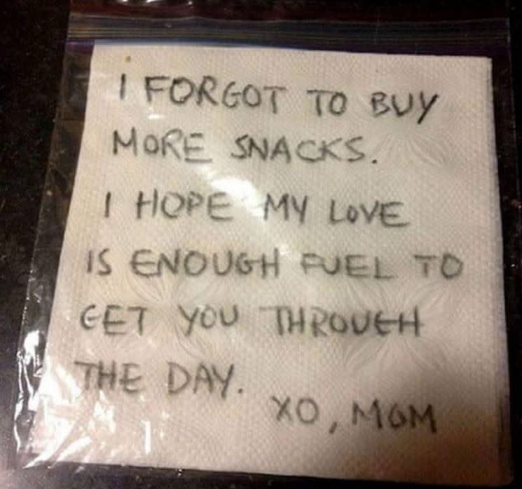 Pero cuando los padres fallan, tienen la respuesta perfecta. “Olvidé comprarte snacks. Espero que mi amor sea combustible suficiente para aguantar el resto del día”. Foto: Pinterest.com/feliciafranz16