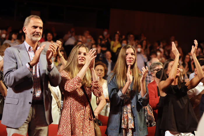 Los Reyes y sus hijas aplauden a María Pages