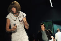 <b>Anna Wintour</b><br><br>Anna Wintour ist eine der mächtigsten Frauen in der Modebranche: Sie sagt, was in ist und was nicht. Über das Magazin „Harper’s Bazaar“ und die britische „Vogue“ kam sie 1988 zur US-Ausgabe der Modebibel. Schon seit 24 Jahren hat die gebürtige Londonerin bei der Vogue als Chefredakteurin das Zepter in der Hand. Ihrem angeblich tyrannischen Führungsstil verdankt die 63-Jährige den Spitznamen „Eiskönigin“. (Bild: dpa)