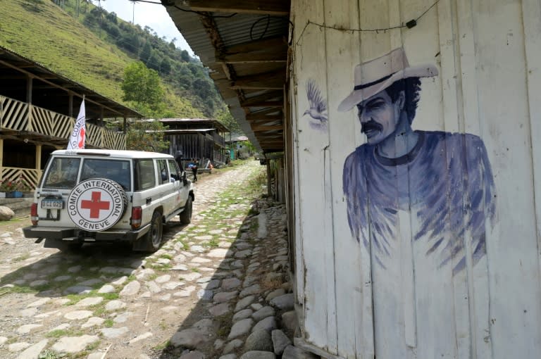 Un automovil del Comité Internacional de la Cruz Roja (CICR) circula por una vía de Toribío, en Colombia, el 26 de septiembre de 2023 (JOAQUIN SARMIENTO)