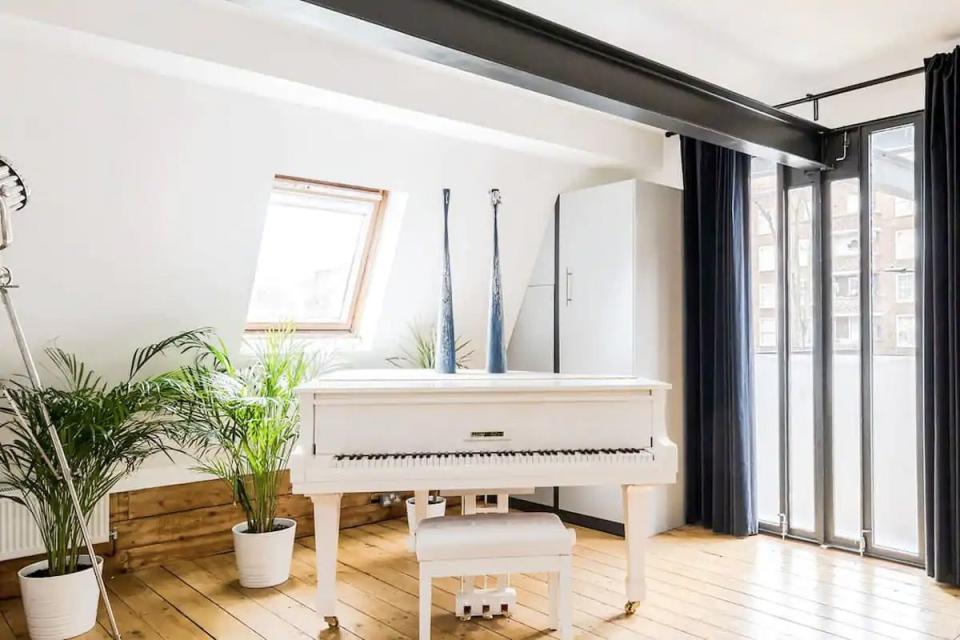 airbnbs with pianos in london